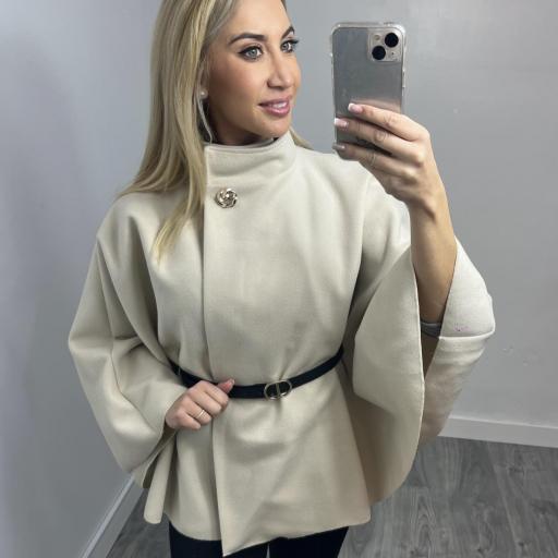 Capa Elegante de Mujer con Cinturón Beige
