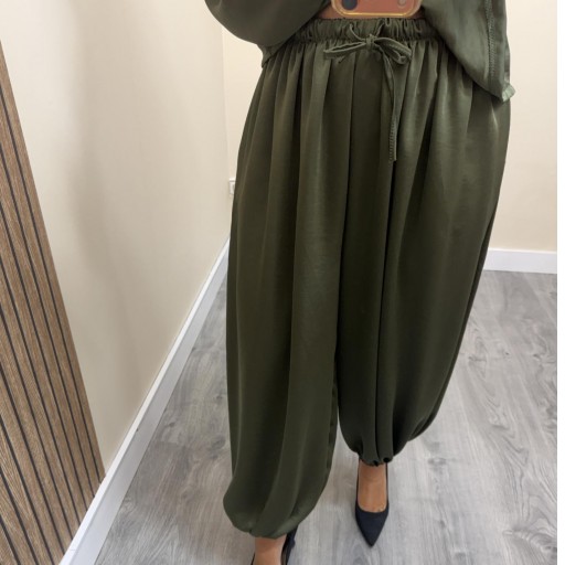 Conjunto Satinado Mujer con Pantalón Bombacho Valentina Verde [2]
