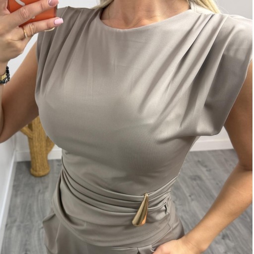 Conjunto Elegante Taupe para Mujer – Top Drapado y Pantalón Fluido [1]