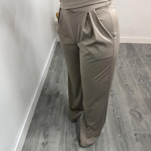 Conjunto Elegante Taupe para Mujer – Top Drapado y Pantalón Fluido [2]