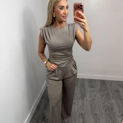 Conjunto Elegante Taupe para Mujer – Top Drapado y Pantalón Fluido [0]
