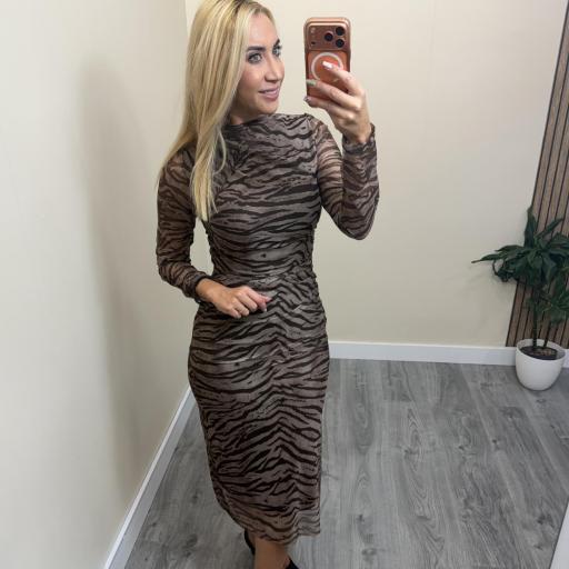 Vestido Aila Midi Animal Print con Drapeado Marrón 