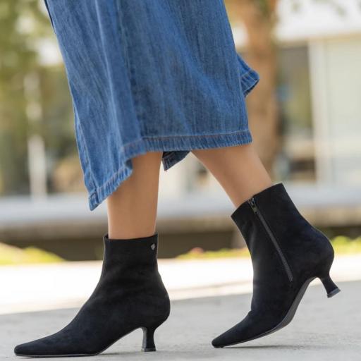 Botines Valentina de Mujer Efecto Ante con Punta Fina y Tacón Bajo Negro