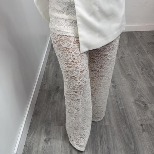 Conjunto Elegante Blanco para Mujer con Chaleco Cruzado y Pantalón de Encaje [1]