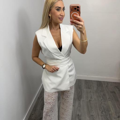 Conjunto Elegante Blanco para Mujer con Chaleco Cruzado y Pantalón de Encaje [0]
