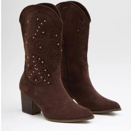 Botas cowboy con tacón y troquelado floral y tachuela marrón 