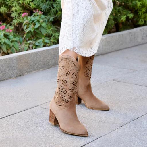 Botas cowboy con tacón y troquelado floral  Y tachuela beige [1]