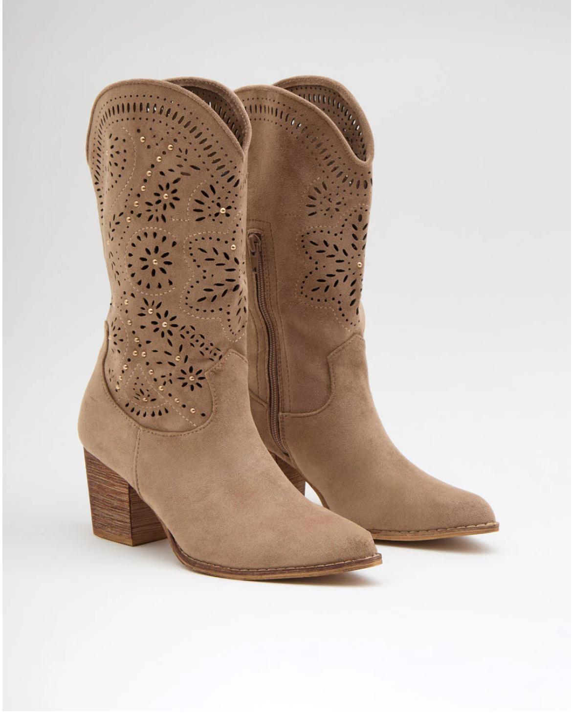 Botas cowboy con tacón y troquelado floral Y tachuela beige