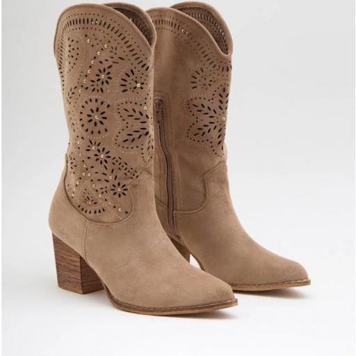 Botas cowboy con tacón y troquelado floral  Y tachuela beige