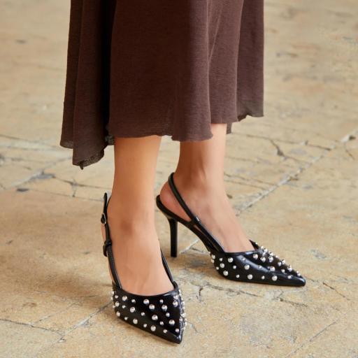 Stiletto mujer de tacón fino con detalles metálicos Negro