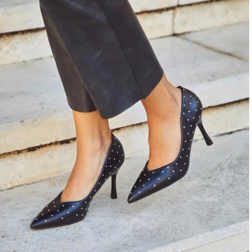 Stiletto mujer con pequeñas tachuelas metálicas Sarma Negro
