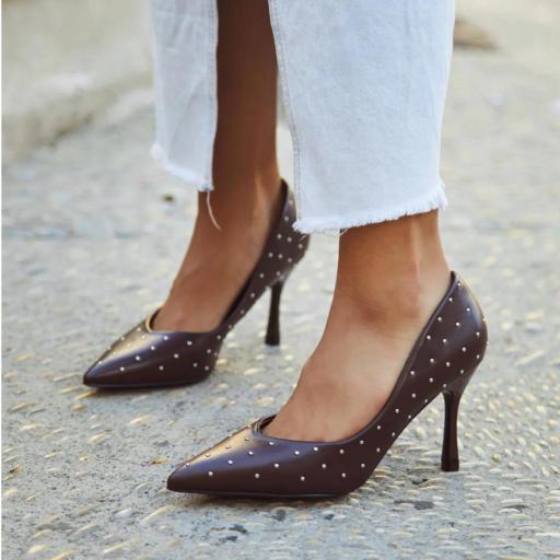 Stiletto mujer con pequeñas tachuelas metálicas Sarma Marrón 