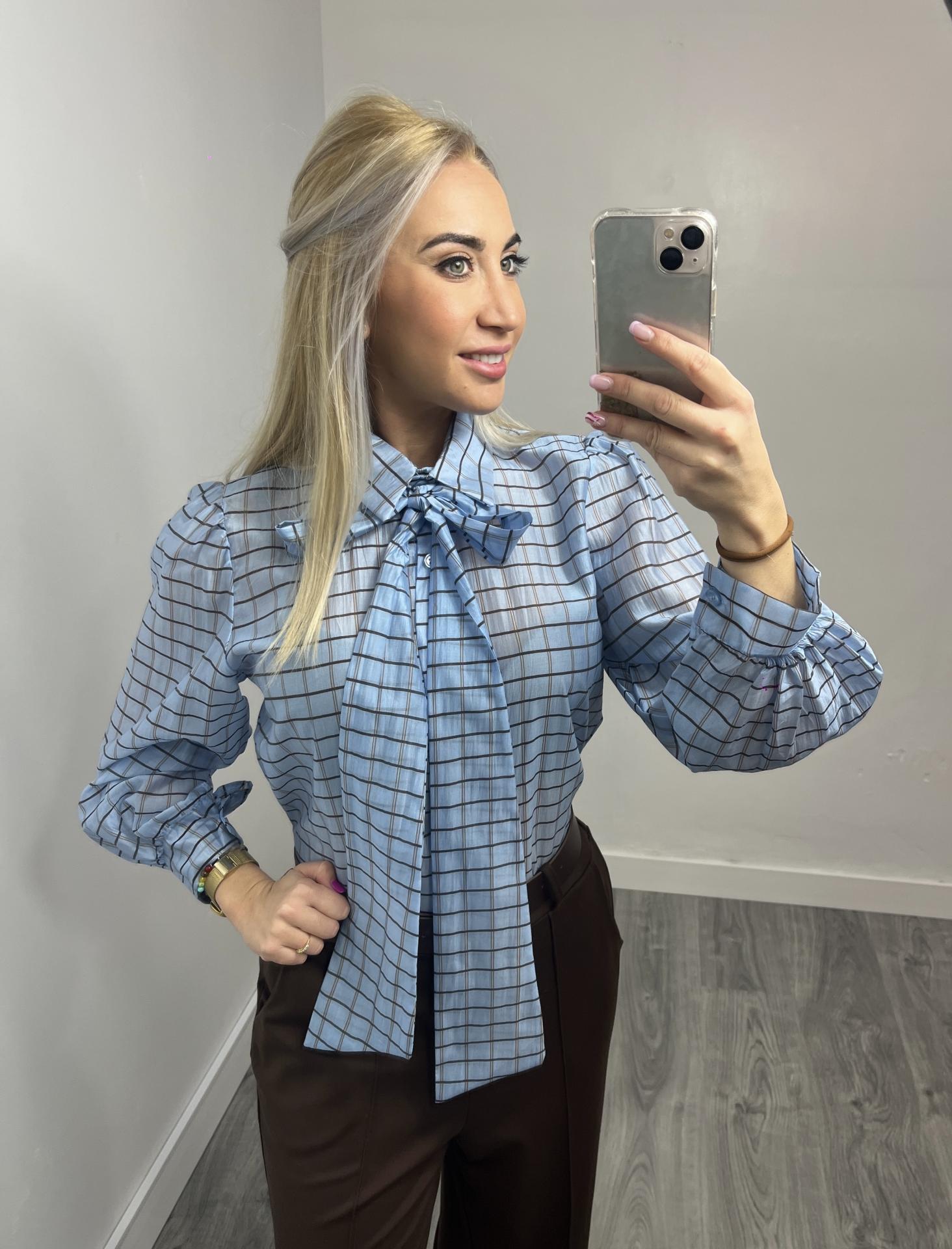 Blusa elegante azul con lazo al cuello y estampado