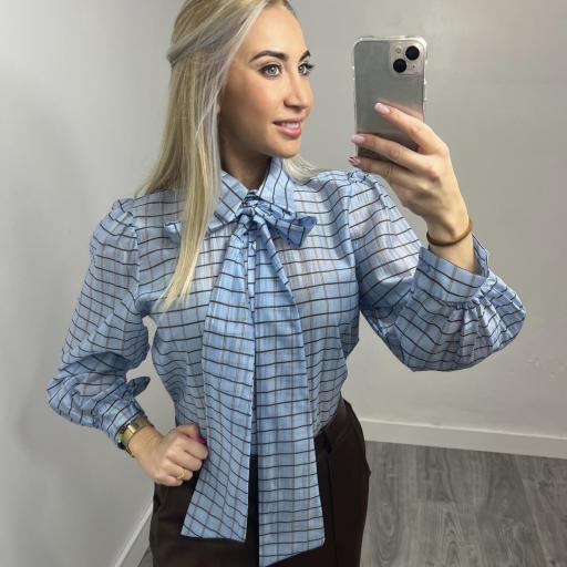 Blusa elegante azul con lazo al cuello y estampado