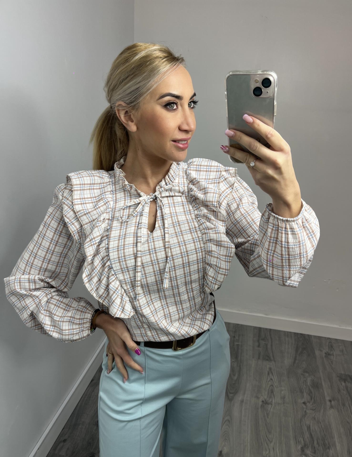 Blusa de mujer con volantes y lazo al cuello Celeste y Beige