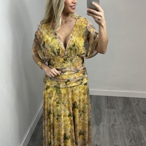 Vestido midi floral amarillo elegante para