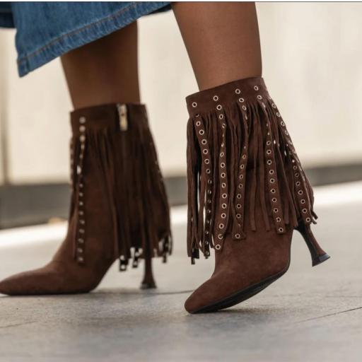 Botines boho marrones con flecos Y tachuelas