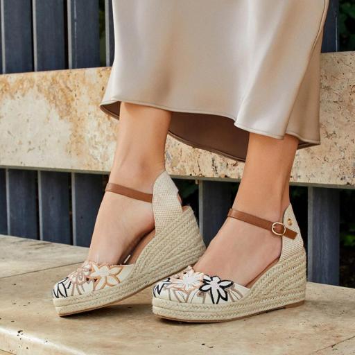 Sandalias de Cuña para Mujer Bleu con Diseño de Flores Camel [1]