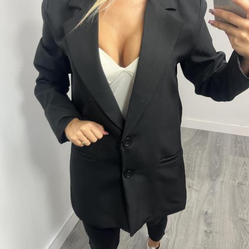 Blazer negro mujer – Look elegante y moderno [1]