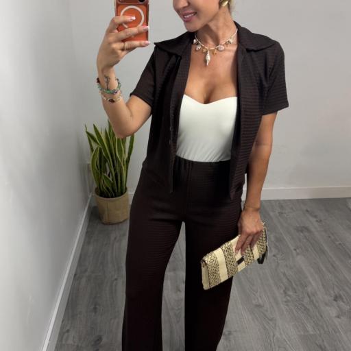 Conjunto Maldiva Mujer Camisa y Pantalón Texturizado Marrón  [1]