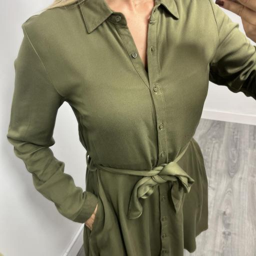 Vestido camisero verde oliva con cinturón – Elegancia casual para mujer [1]