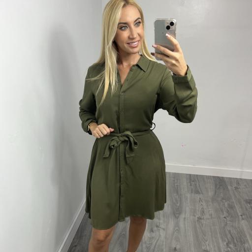 Vestido camisero verde oliva con cinturón – Elegancia casual para mujer