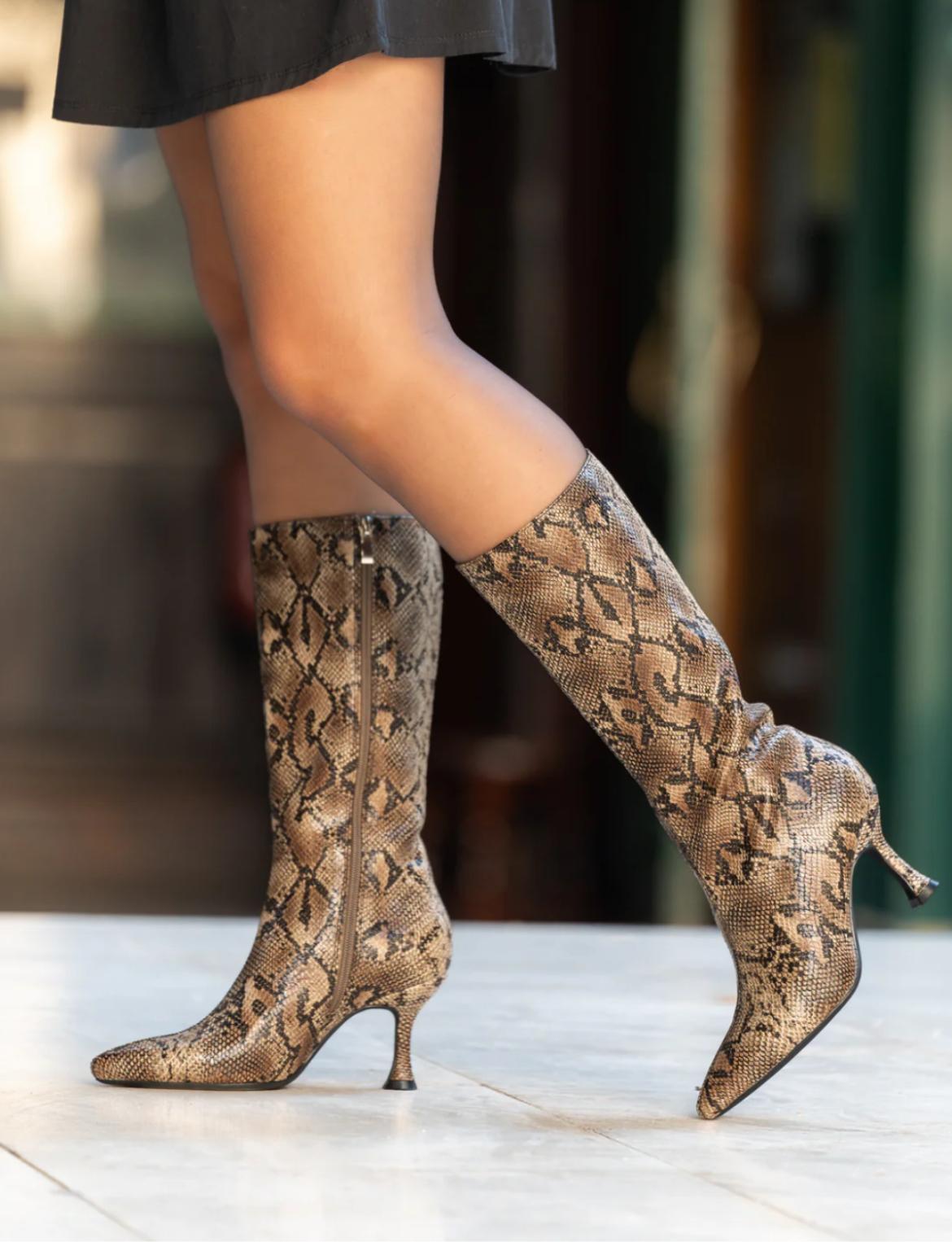 Botas altas estampado serpiente con tacón fino