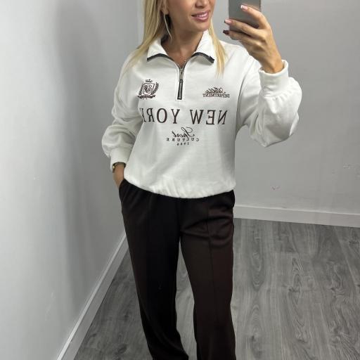  Sudadera “New York” con cremallera y cuello alto blanco