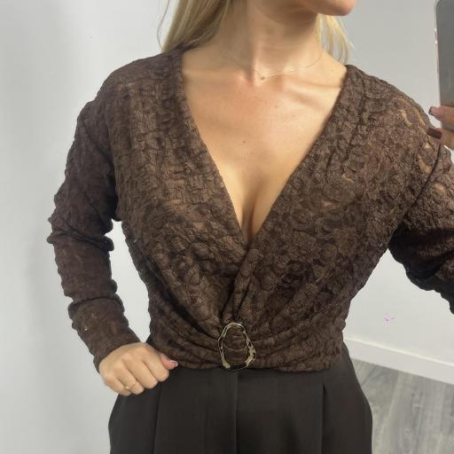 TOP MARRÓN ENCAJE CRUZADO CON HEBILLA DORADA GARET [1]