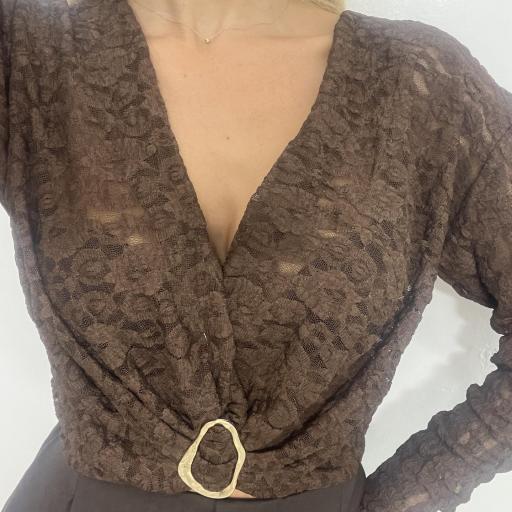 TOP MARRÓN ENCAJE CRUZADO CON HEBILLA DORADA GARET [2]