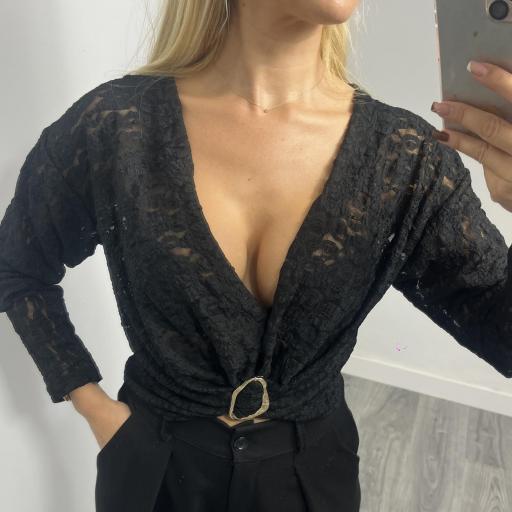 TOP NEGRO ENCAJE CRUZADO CON HEBILLA DORADA GARET [1]