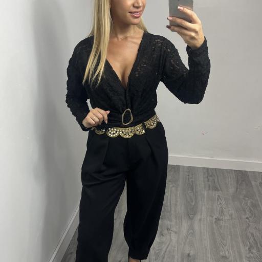 TOP NEGRO ENCAJE CRUZADO CON HEBILLA DORADA GARET