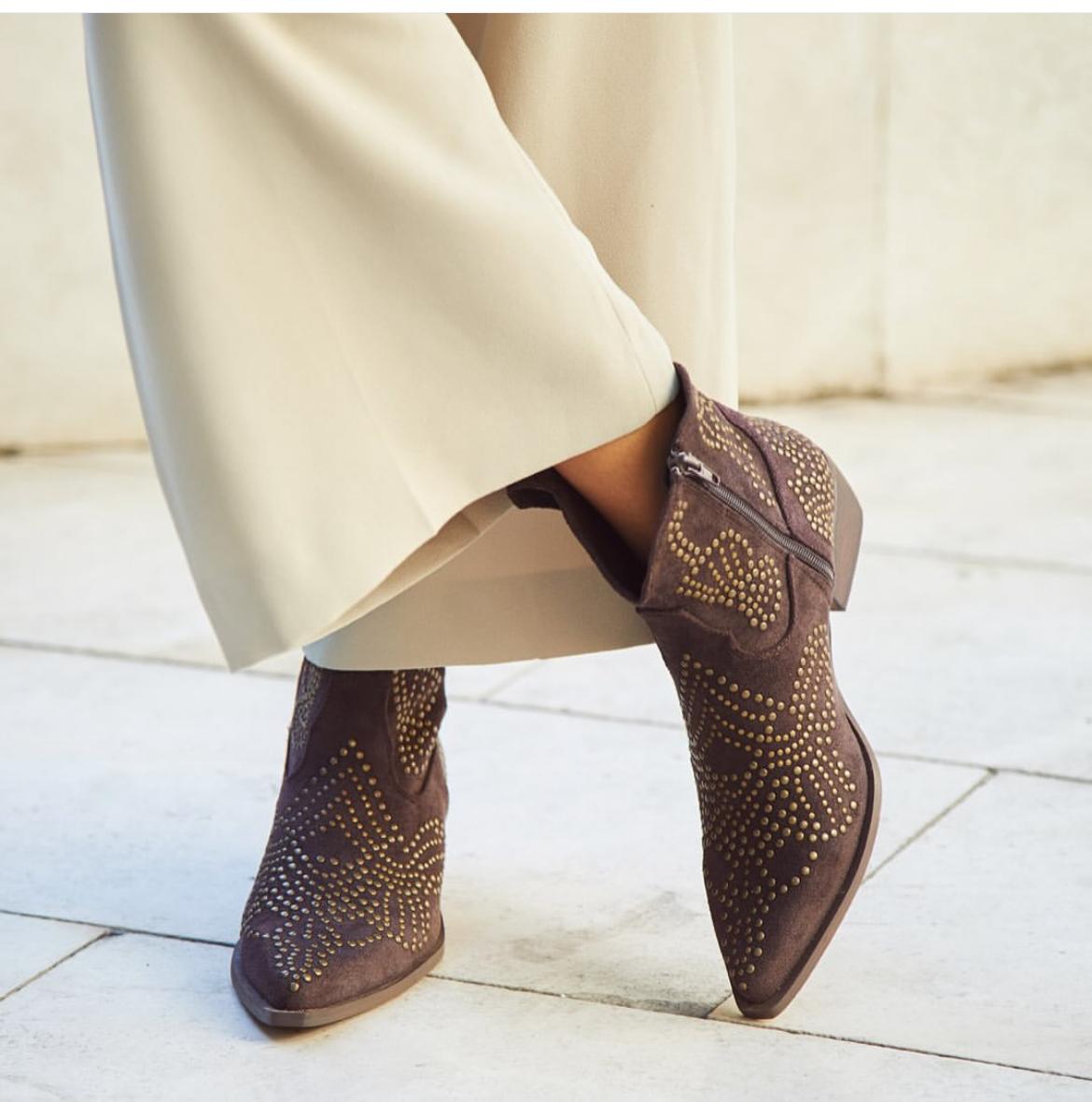 Botín campero con tachuelas para mujer Marrón