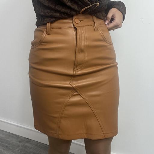 Falda de polipiel camel con corte entallado  [1]