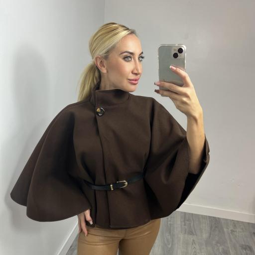 Chaqueta capa mujer color marrón con cinturón ajustable 