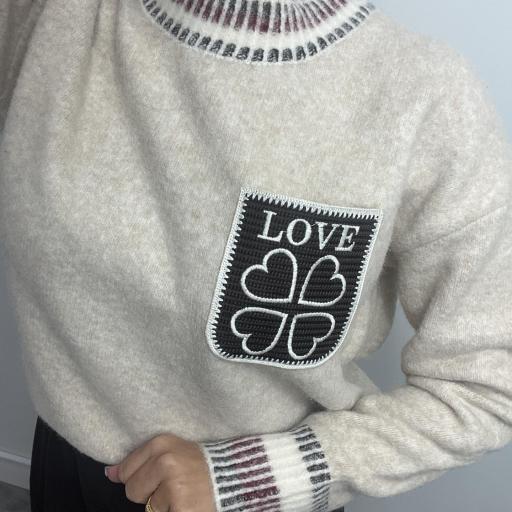 Jersey beige suave con detalle LOVE y puños estampados  [1]