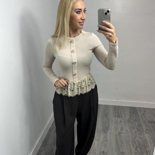 Jersey Beige de Punto con Encaje y Botones Dorados [0]