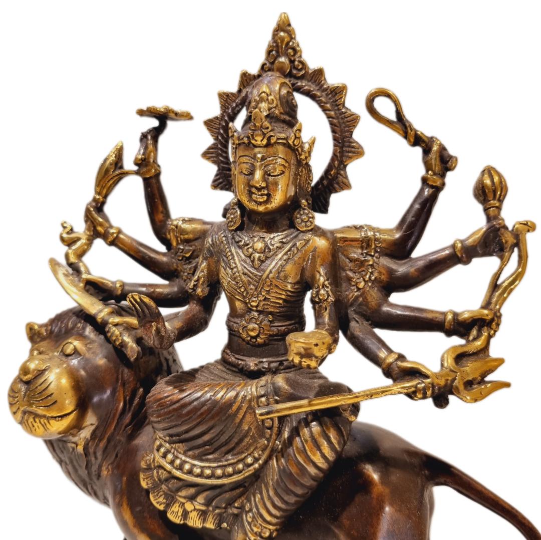 Durga con león de bronce