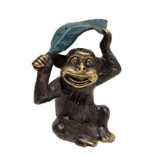 Mono de bronce con hoja