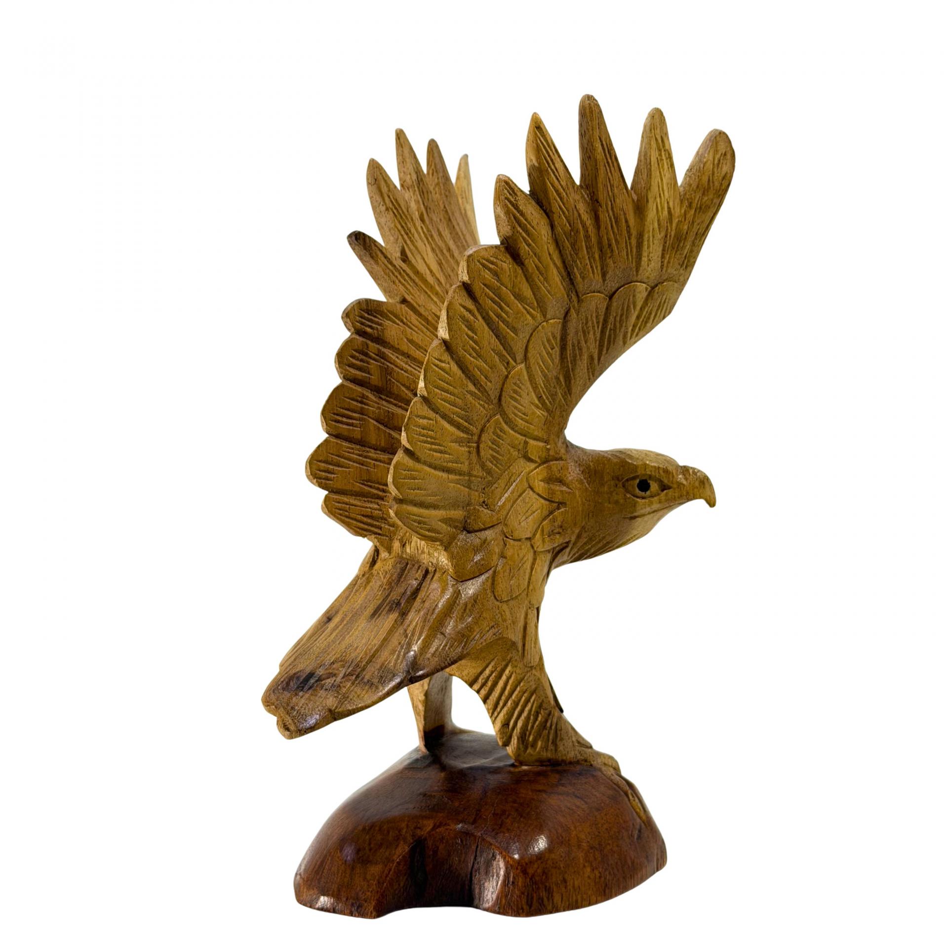 Águila de madera