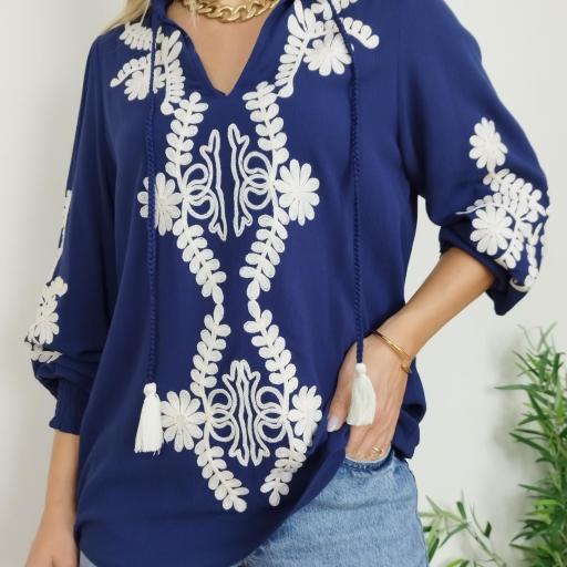 Blusa azul bordada