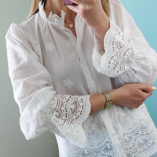 Blusa bordada renda