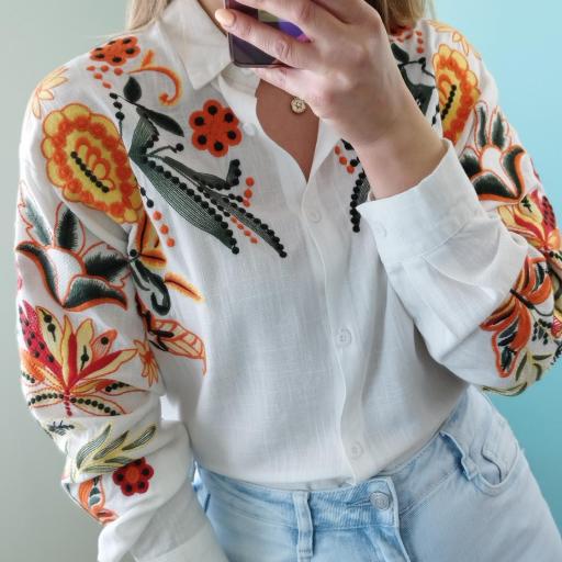 Blusa linho bordada
