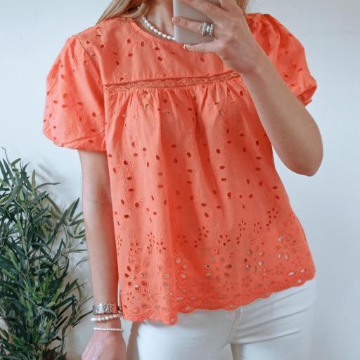 Blusa detalhes laranja