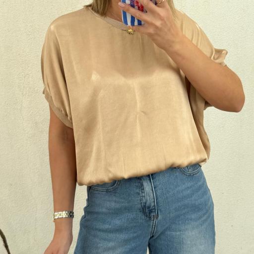 Blusa acetinada dourada [1]