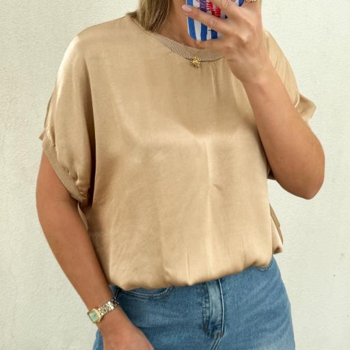 Blusa acetinada dourada [2]