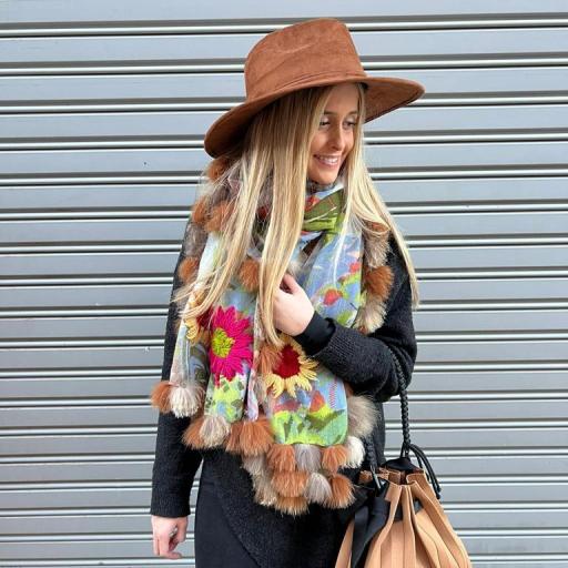 Bufanda cashmere con flores bordadas y pompones naturales [3]