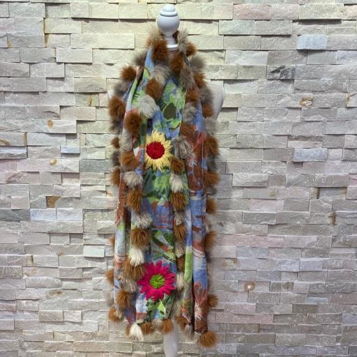 Bufanda cashmere con flores bordadas y pompones naturales