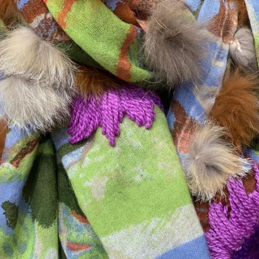 Bufanda cashmere con flores bordadas y pompones naturales [2]