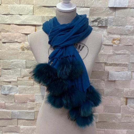 Bufanda cashmere lisa azul con pompones naturales [2]